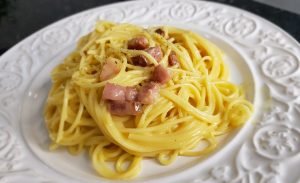 Leia mais sobre o artigo Espaguete à Carbonara FÁCIL e MARAVILHOSO | Receita tradicional italiana