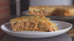 Leia mais sobre o artigo TORTA DE FRANGO CREMOSA com REQUEIJÃO (massa que derrete na boca)