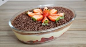 Leia mais sobre o artigo Bombom de Morango na Travessa | A melhor sobremesa!!!