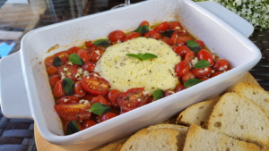 Leia mais sobre o artigo Aperitivo de queijo com tomate cereja no forno | prático, chique e delicioso!