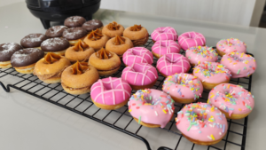 Manual do MINI DONUTS | Como fazer a massa perfeita, decoração colorida e donut recheado!